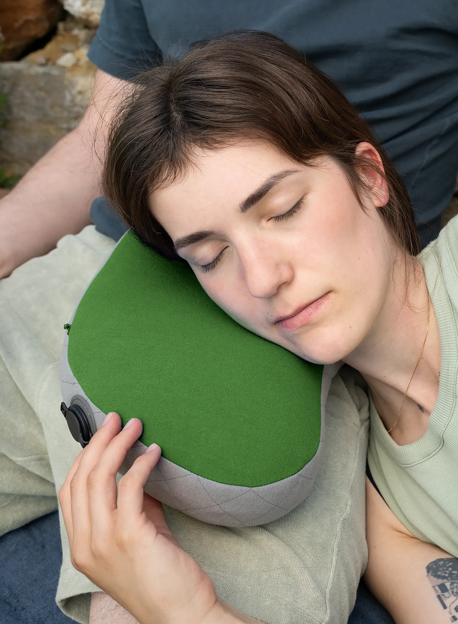 Jastuk na napuhavanje Cocoon Air-Core Pack Pillow - fresh olive/grey