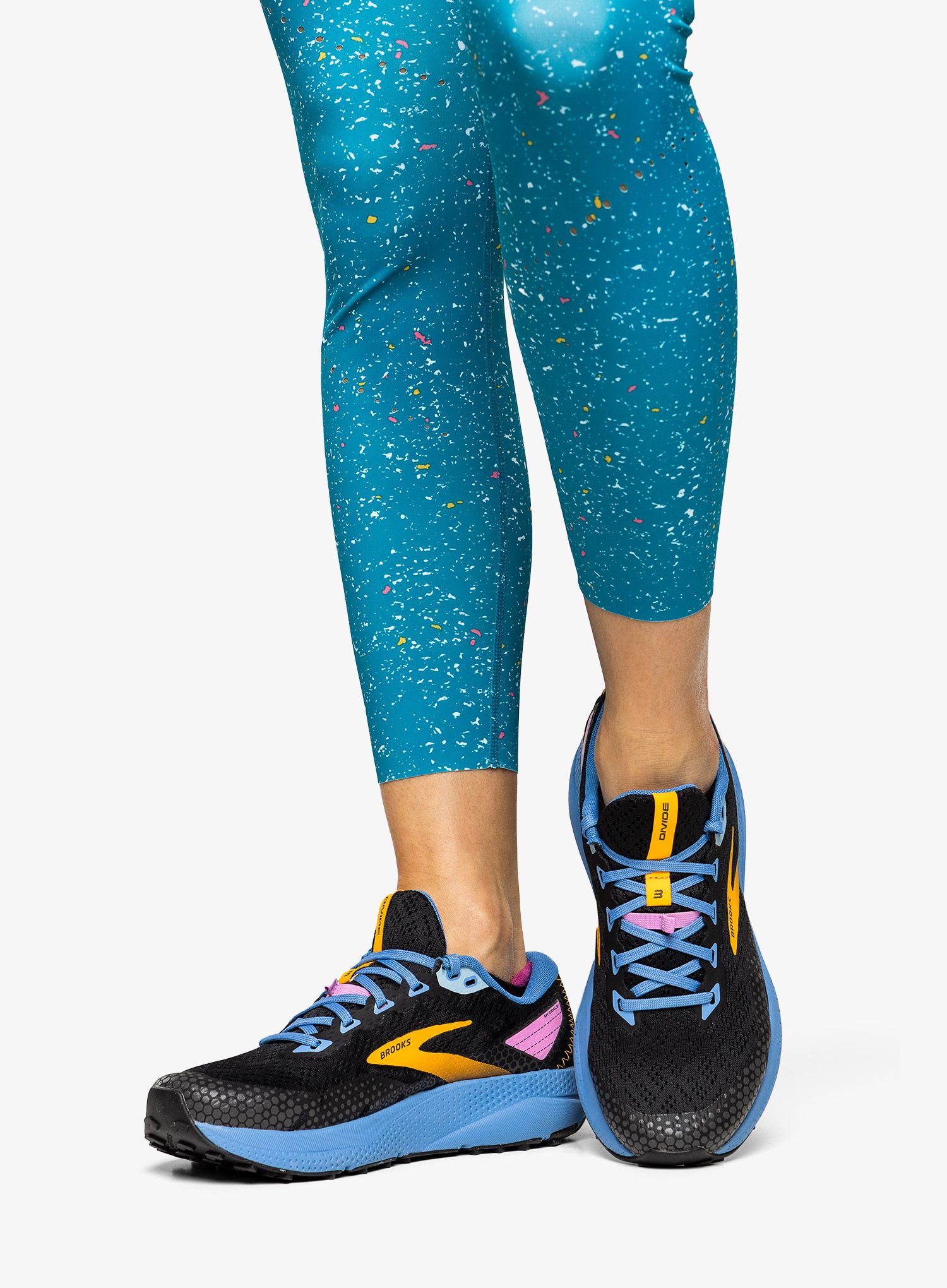 Ženske tenisice za trčanje Brooks Divide 3 - black/blue/yellow