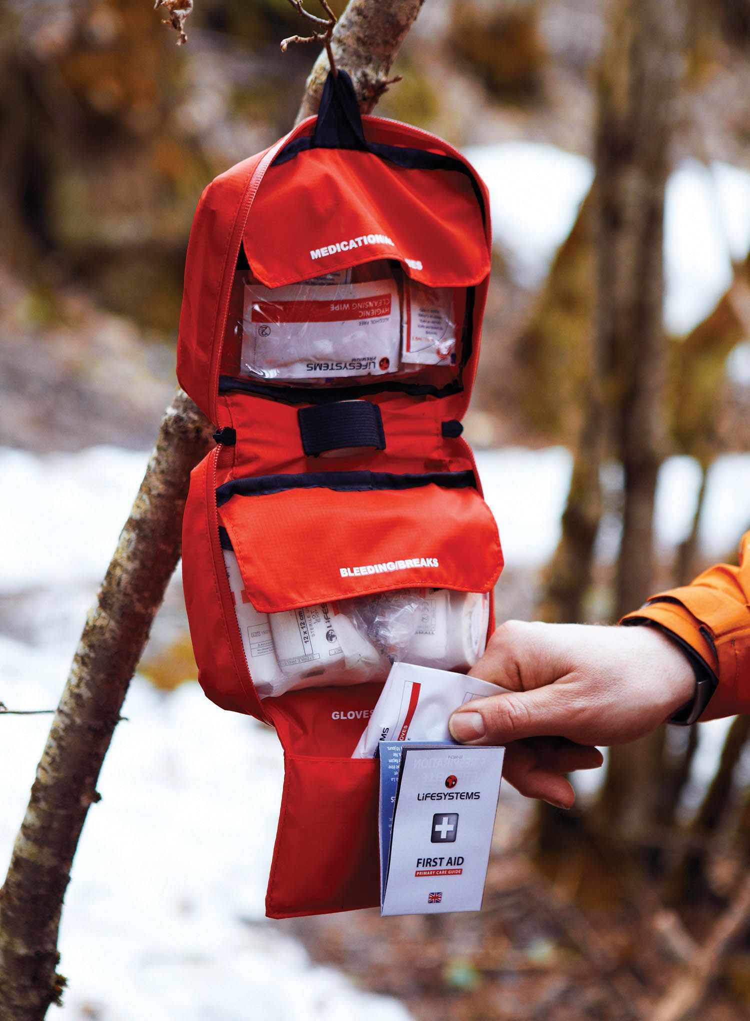 Pribor za prvu pomoć Lifesystems Camping First Kit Aid - red