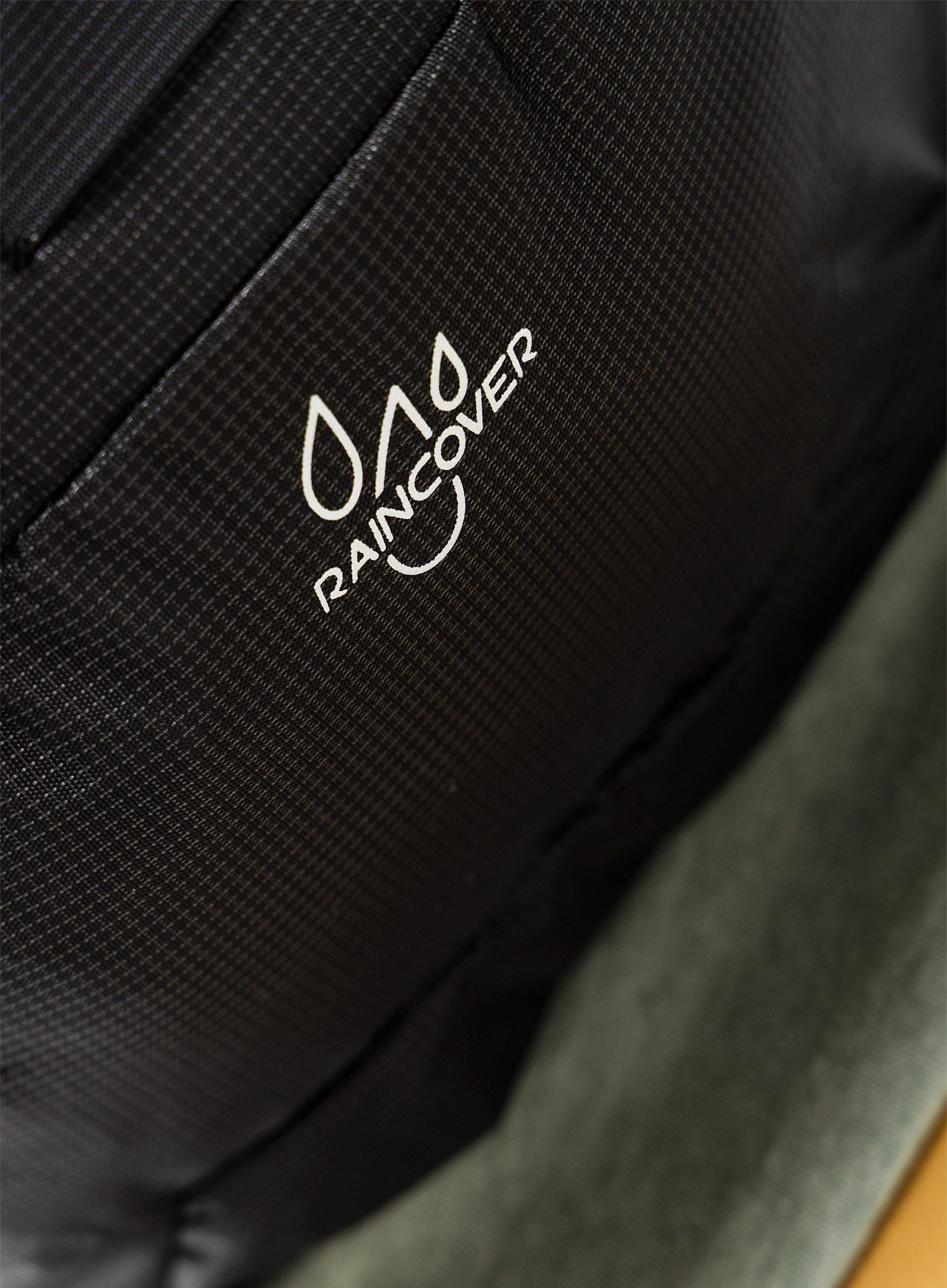 Ruksak s odstojnom mrežom Lowe Alpine AirZone Active 22 - black