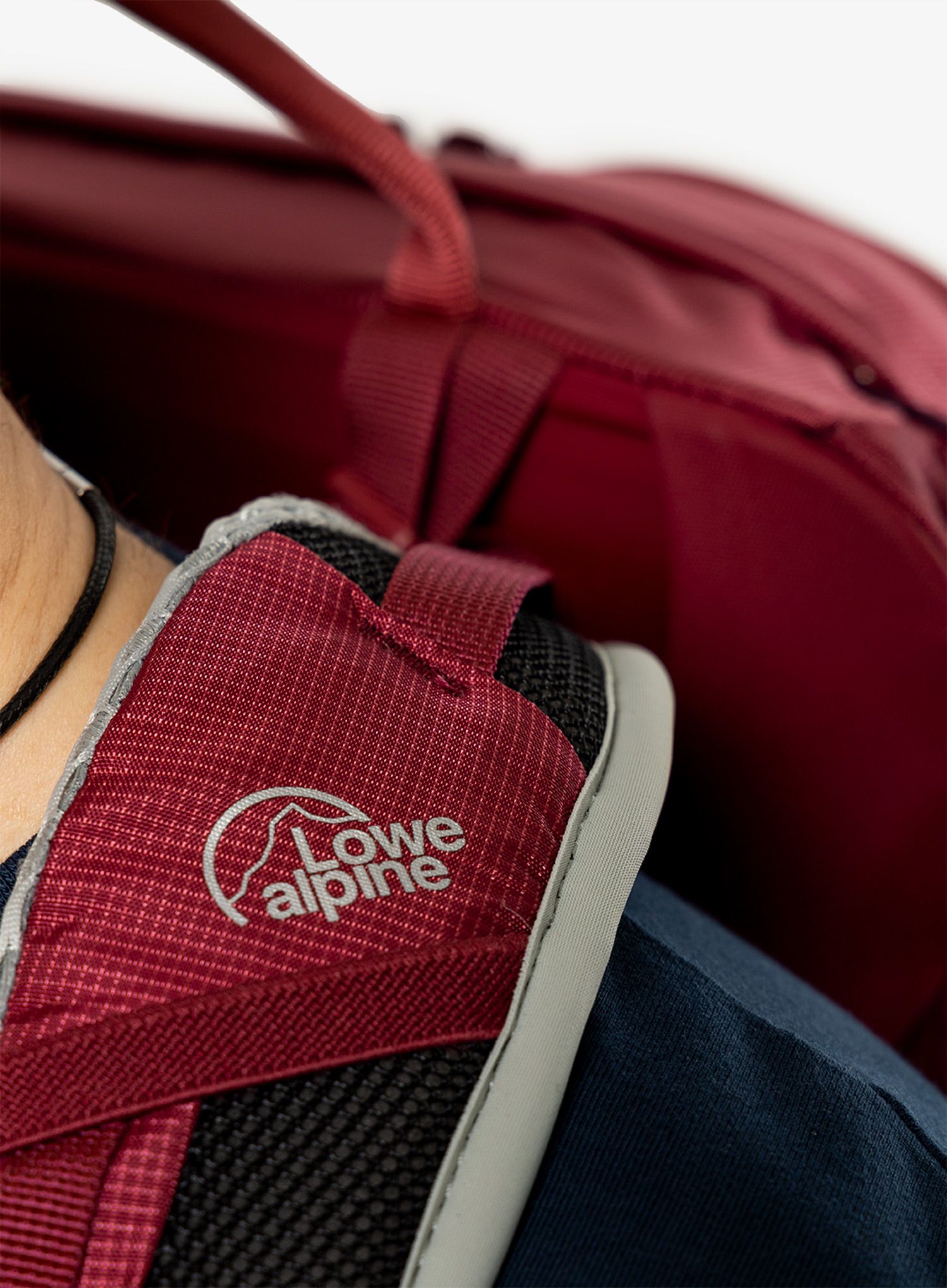 Ruksak s odstojnom mrežom Lowe Alpine AirZone Trek ND 26 - raspberry