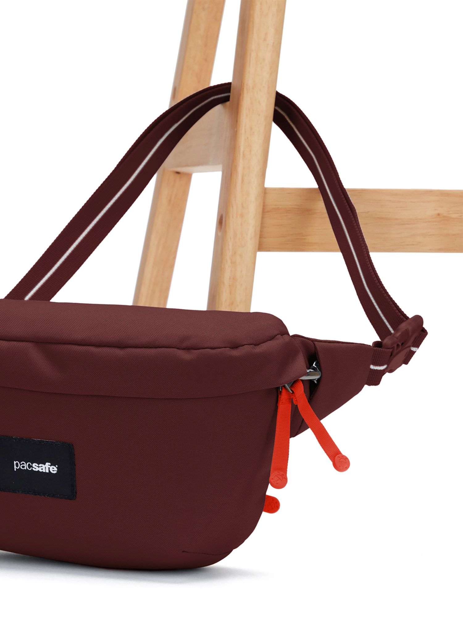 Torbica oko struka Pacsafe Go Sling Pack - garnet red