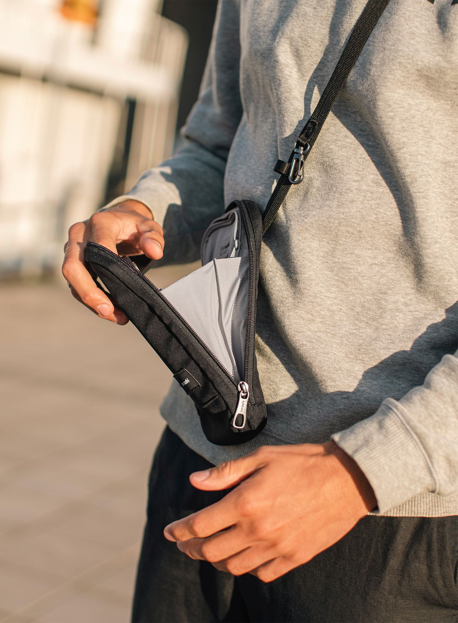 Torbica Pacsafe RFIDsafe Tech Crossbody - black