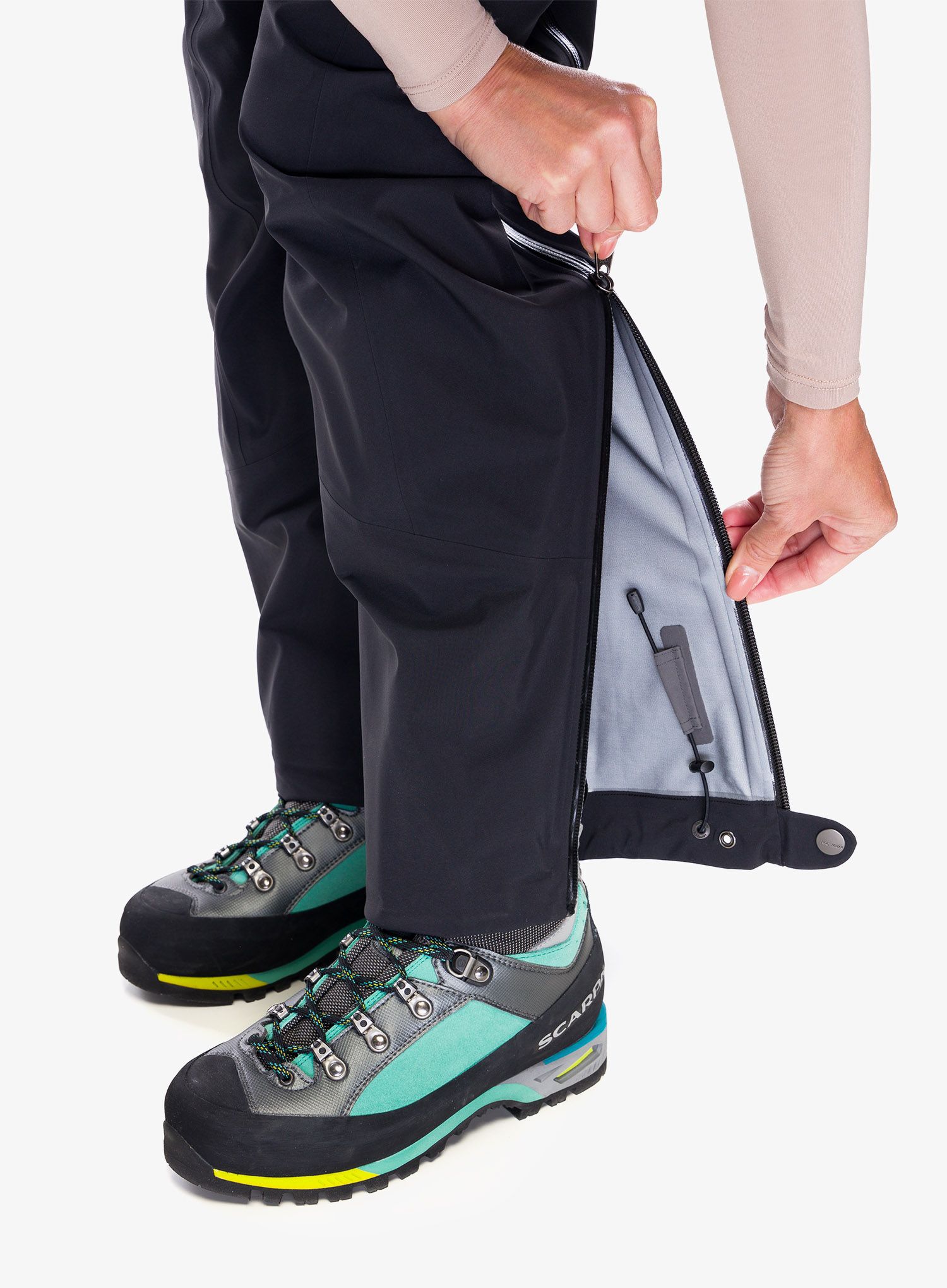 Ženske GORE-TEX hlače Arcteryx Beta Pant Regular - black
