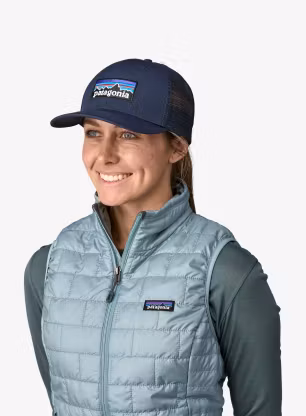 Kačket Patagonia P-6 Logo Trucker Hat - new navy