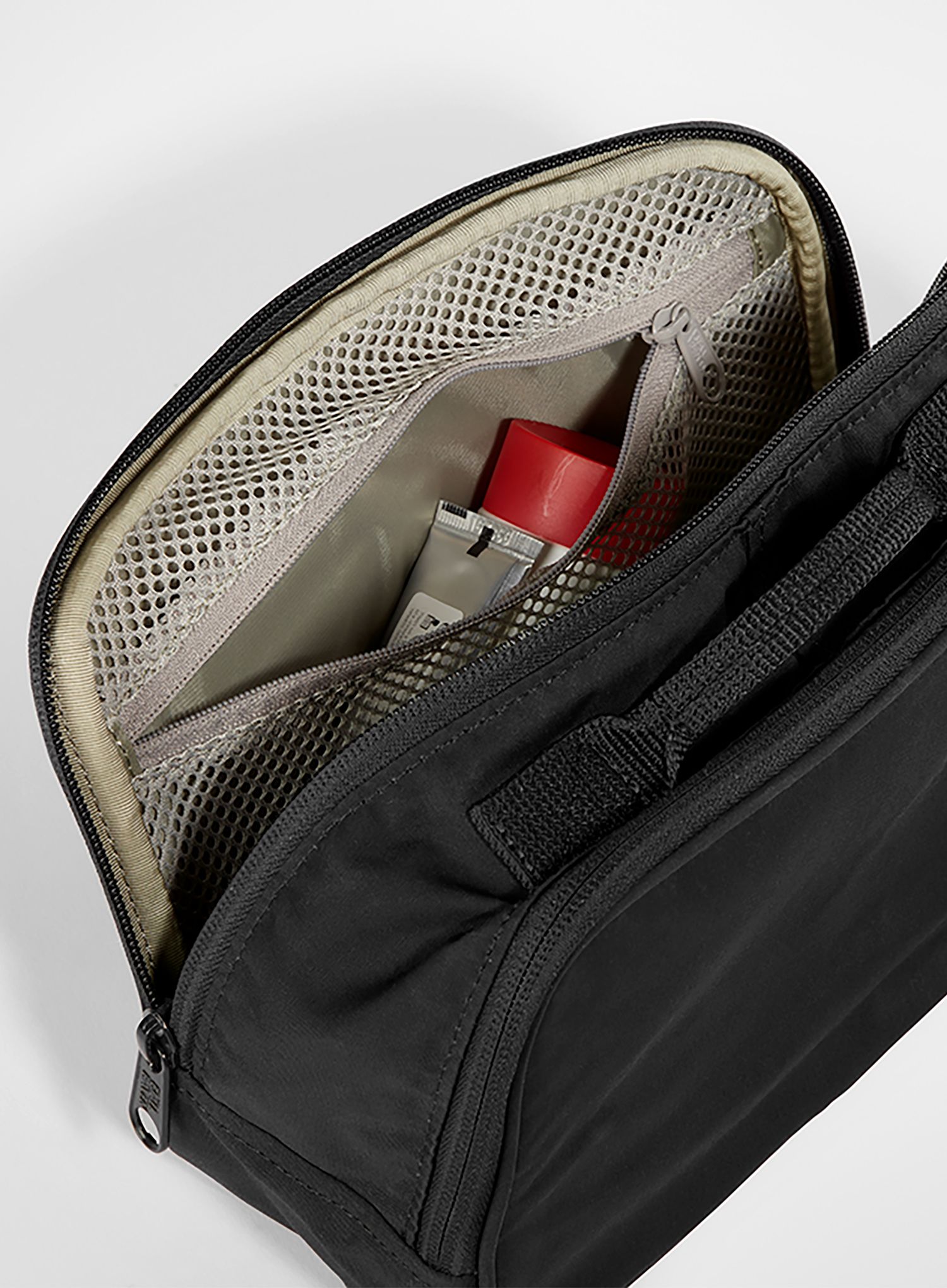 Toaletna torbica Fjallraven Kanken Toiletry Bag - black
