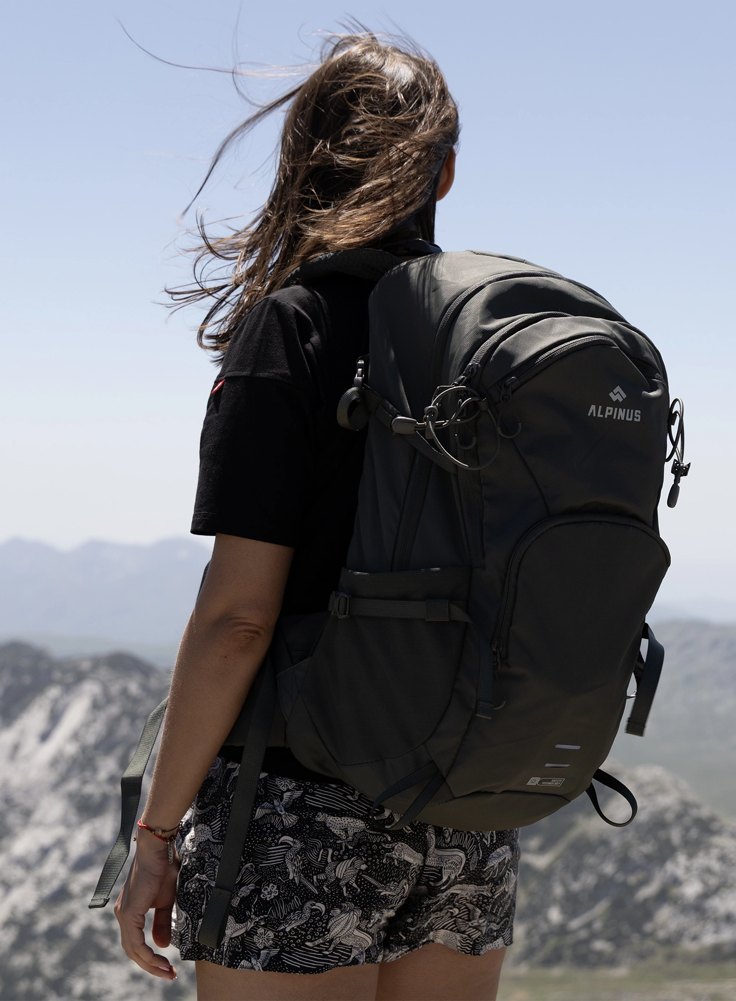 Ruksak s odstojnom mrežom Alpinus Ornak 30 - sage