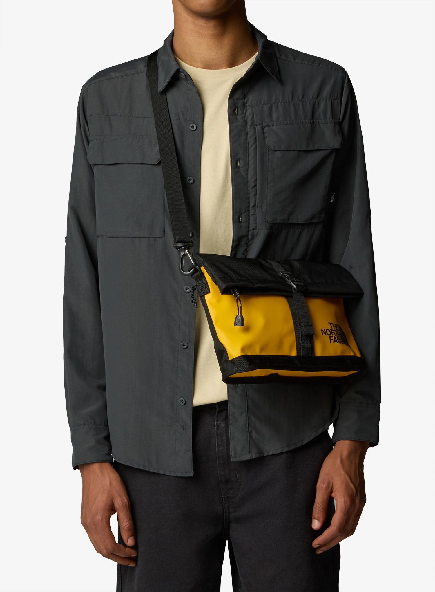 Torba za nošenje preko ramena The North Face Base Camp Shoulder Bag - summit gold/tnf black