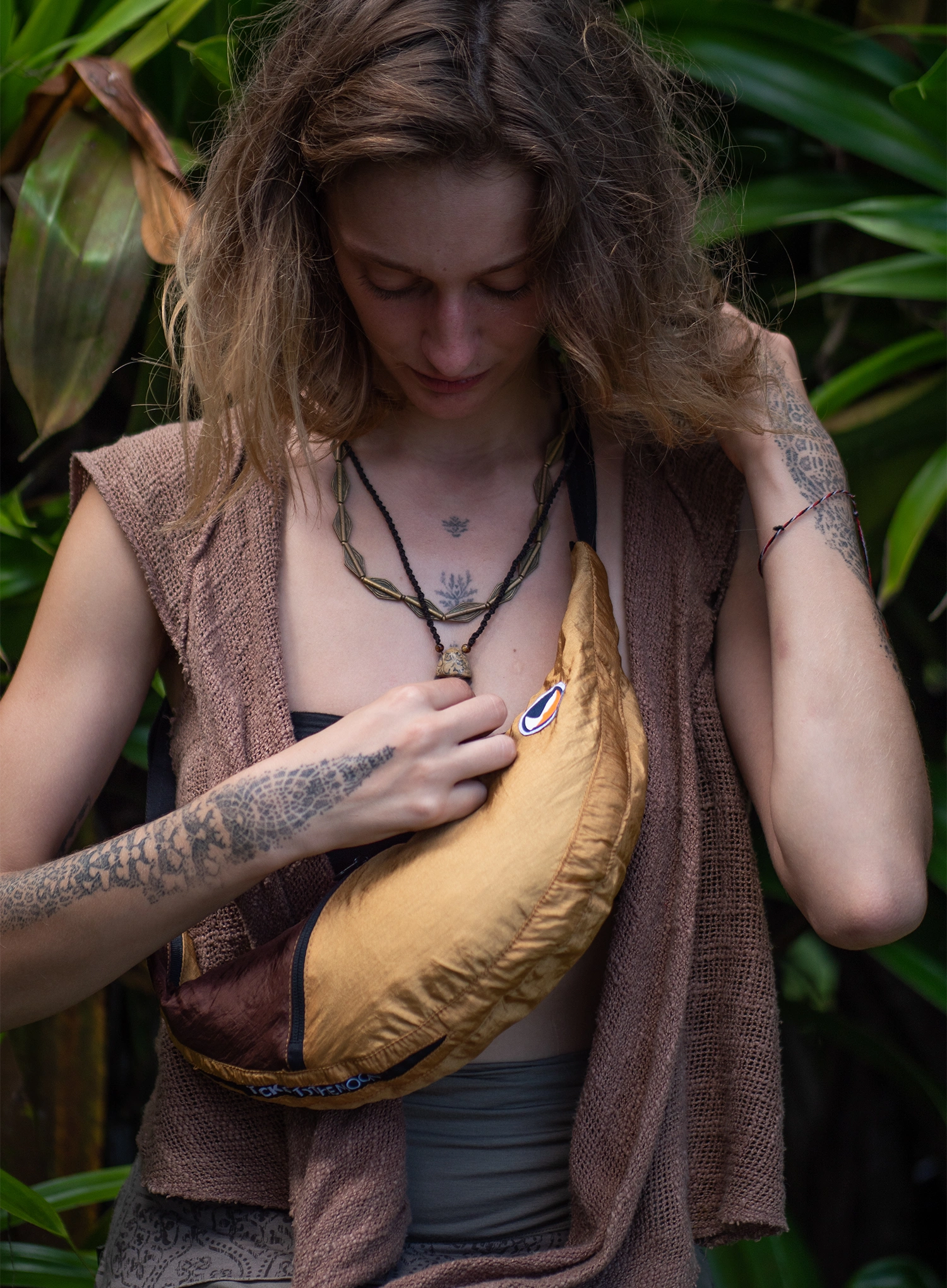 Torba Ticket To The Moon Upcycled Sling Bag - sand/chocolate